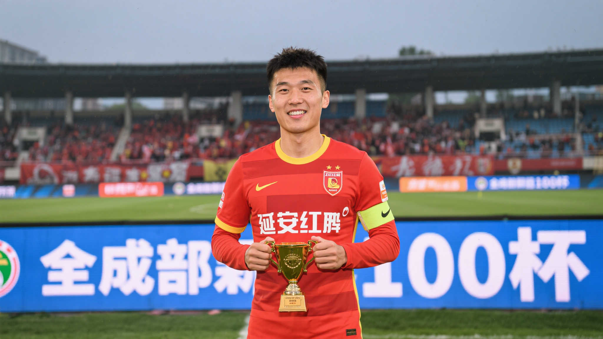 在足球这项充满激情与挑战的运动中，每一位职业选手都